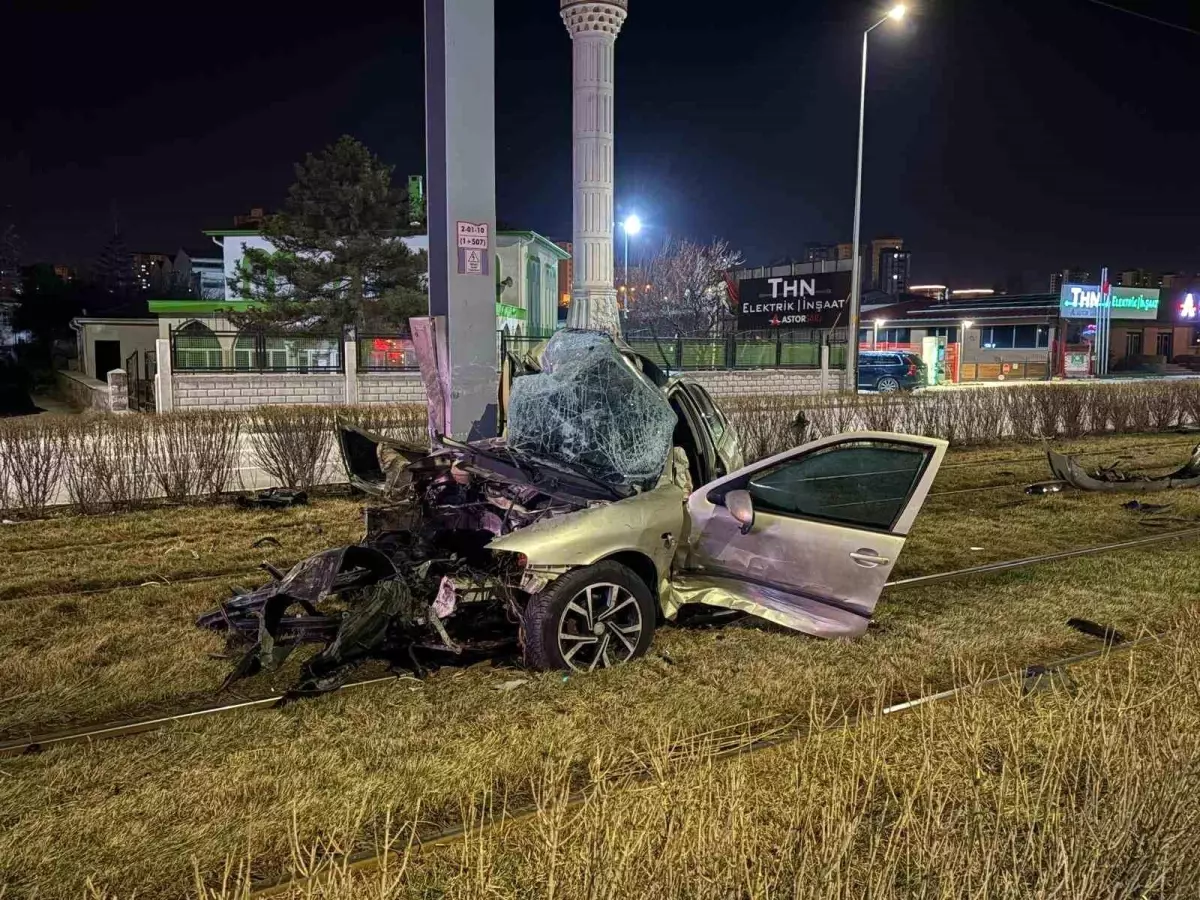 Kayseri'de Kaza: Otomobil Tramvay Yoluna Girdi