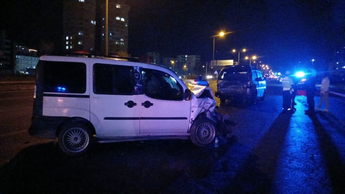 Kayseri'de Minibüse Çarpan Araçta 6 Yaralı