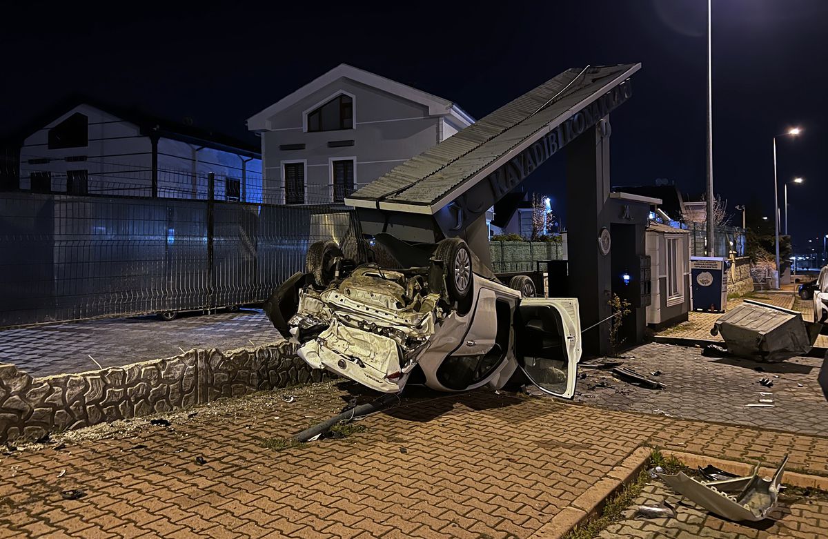 Kayseri'de Takla Atan Araç Beton Bloğa Çarptı