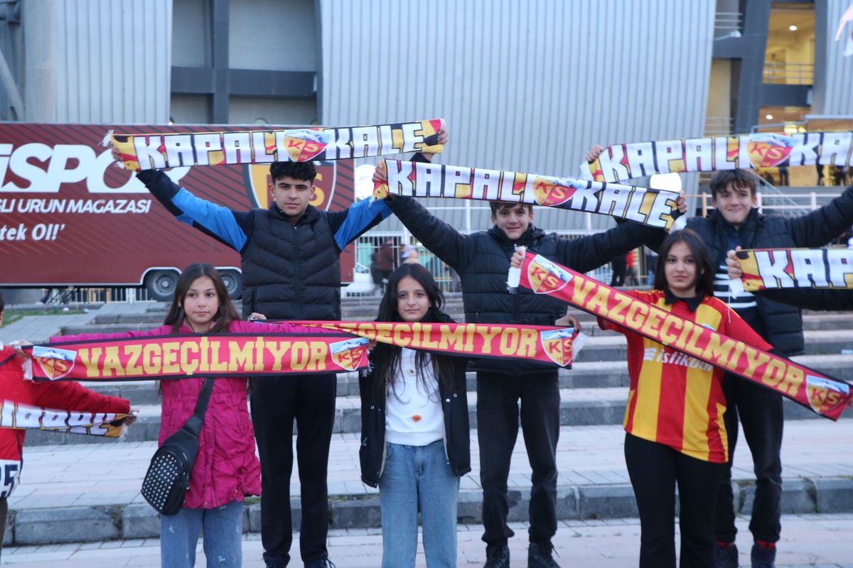 Salihli Öğrencileri Kayseri'ye Maç İzlemeye Gitti