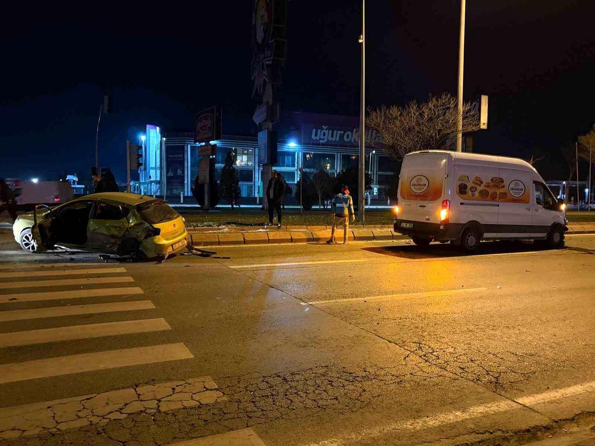 Kayseri'de Trafik Kazası: Otomobil Sürücüsü Yaralandı